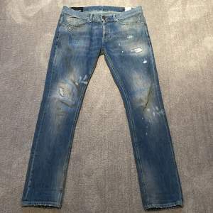 Säljer dessa riktigt snygga dondup jeans i modellen George. Inga defekter, (helt nya).  Nypris är 3200kr. Skriv vid minsta intresse.