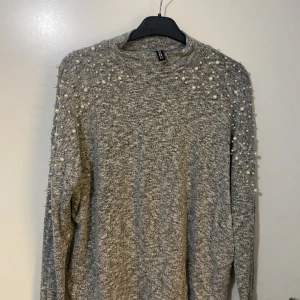 Finstickad tröja halv polo XS - Finstickad halv polo divided XS med pärlor på axlarna 