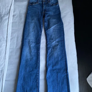 Lågmidjade bootcut jeans  - Fina jeans som jag har sytt lågmidjat! Hör av er för fler frågor 