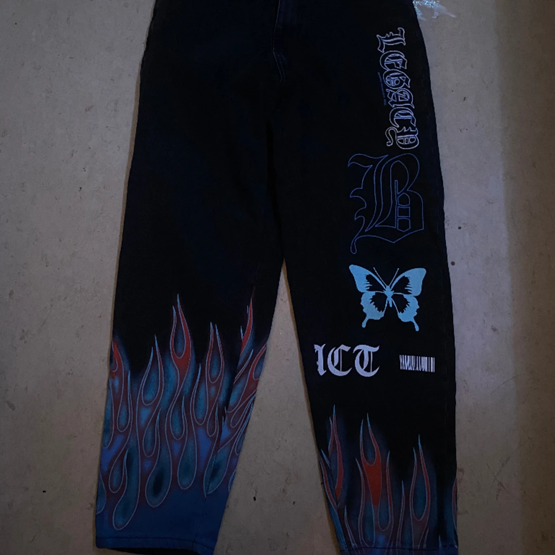 Svarta jeans med Y2K print - 90