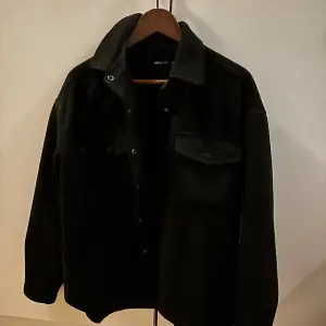 En svart jacka med fransar använd några gånger. I storlek 38