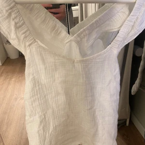 Sommar linne - Säljer ett fint sommar linne från Shein. Linnet är lite genomskinligt men inte så att det syns mycket. Jag har storlek S och passar mig perfekt