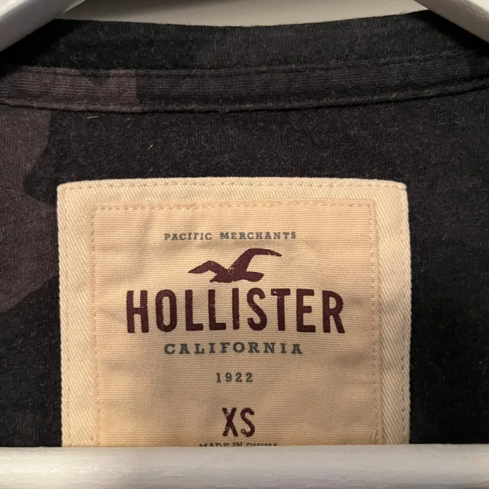 Camouflage Hollister t-shirt. Storlek XS, men lite stor i storleken så passar S!. T-shirts.