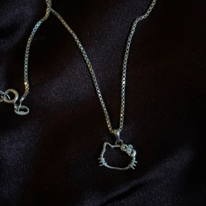 Jättegulligt Hello Kitty halsband <3 - Hello Kitty halsband med en liten glittrig sten i rosetten! kedja: 37cm