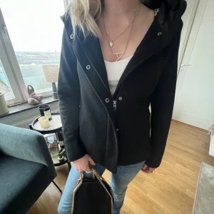 KAPPA - jättecool svart kappa med luva. aldrig använd 