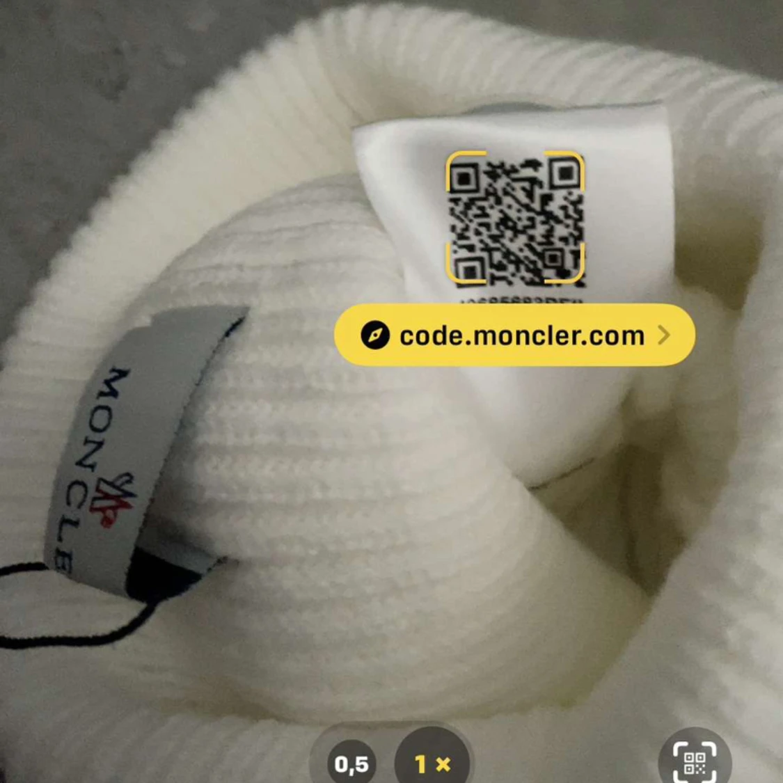 Moncler mössa  - 90