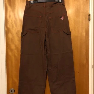 Raka jeans med detaljer  - Helt nya med lappar No fear collab  Midjan är 37cm (x2)