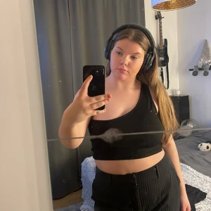 En svart topp med bara ett snöre - Säljer en svart festlig topp med bara ett snöre. Knappt använd🩷