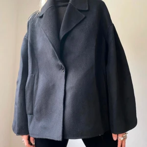 Kort kappa i ull - Jacka / kappa i woolblend från H&M premium selektion. Fint skick! Nypris: 1200 kr