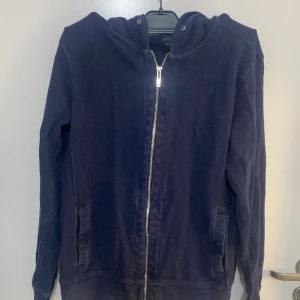 Luvtröja zara man XL marinblå  - Zara man luvtröja XL marinblå bra skick , saknar snöra till luvan 