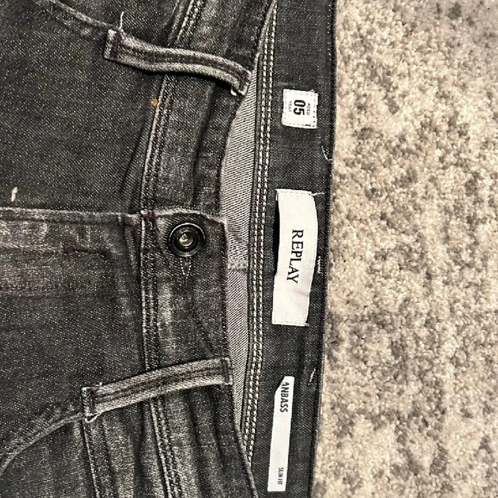 Replay anbass jeans | Storlek: 32/32 | Skick 9/10 använda 2 gånger inga defekter | Nypris 1999kr | Vårt pris 1499 kr | Hör av er vid minsta lilla fundering . Jeans & Byxor.