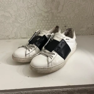 Valentino skor  - Säljer mina Valentino skor. Storlek 41,5 EU skulle även passa 42,5. Det är rätt så använda där av priset!🤍