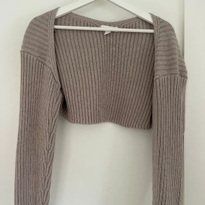 Bolero  - Beige bolero från H&M Helt ny, aldrig använd då den är för lång i ärmarna för mig.Köpt för 299 kr. Säljer för 100 kr plus frakt. 