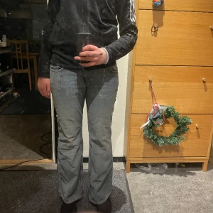 Bootcut jeans - Säljer jätte snygga bootcut jeans. Dom var tyvär för korta. Aldrig använda endast testade!!!. Dom är korta på mig och jag är 168. 💕
