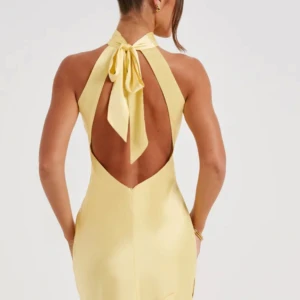 Så fin gul klänning! - En gul dröm i klänningsform!  En klänning som passar perfekt till både bal, bröllop eller vid annat festligt tillfälle.  Klänningen är i stl L, dock relativt liten i storleken.  Klänningen är helt ny med lapparna kvar. Säljes då jag fick fel storlek