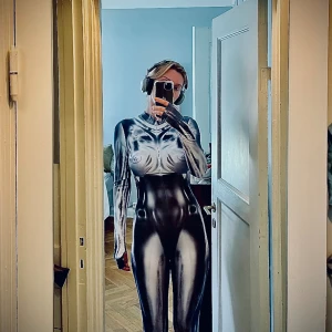 Bodysuit/catsuit festival rave burning man cyborg - Helt ny, stl S är en halv stl för stor för mig. Är 174cm / 56kg. Endast provad. Inköpt i San Francisco 2023. Hellång och finns ett litet hål för tummen i ärmen så går en bit över handen. Dragkedja fram uppe.