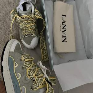 Hej!   Säljer nu mina originella Lanvin Curb Sneakers i Blue/Grey.  Inte använt mer än 3 gånger, de är felfria och ser fortfarande helt splitternya ut.   Säljer pga att jag inte använder skorna mer. Nypris 8600 kr, kvitto finns. Stl 36, passar 37  
