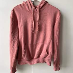 Gammaldags rosa hoodie från H&M Trend. Väl använd. Lite noppig. 