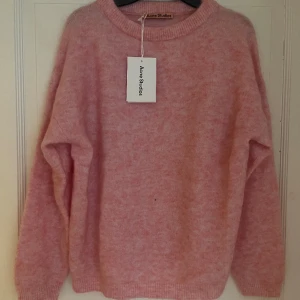 Acne studios mohair pink - Aldrig använd acne studios mohair tröja i fin ljusrosa förg  Strl: M   Köpt för cirka 3.000kr säljes för 700