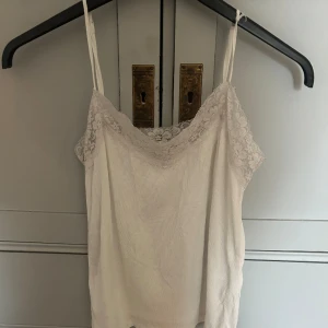 Linne med spets  - Gulligt linne köpt på clubus för några år sen! Säljer då den tyvärr bara har blivit hängande i garderoben😩❤️