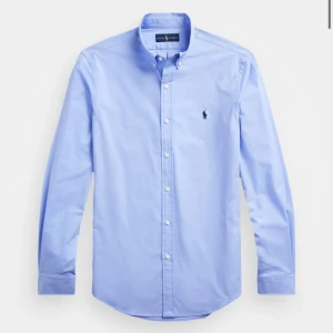 Ralph lauren skjorta - Tja! Köpte en skjorta som ja ångrar lite. Köpte den igår och alla lappar sutter kvar på den. Storleken är xs och det är custom fit. Passar någon som är mellan 160-175. Köpte för 1300 kr och säljer den för 800