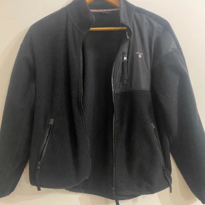 Gant Cardigan - Hej! Säljer nu en skön och snygg svart Gant cardigan för endast 475 i storlek 158-164 cm. Passar riktigt bra till våren, knappt använd  och väldigt bra skick. Pris kan diskuteras, så hör av er vid minsta lilla fråga 
