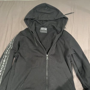 Versace hoodie  - Säljer min Versace hoodie för att den inte kommer till användning så mycket längre. Har ni frågar är det bara att ställa dom, skick 10/10 pris går att diskutera.Kvitto finns med.