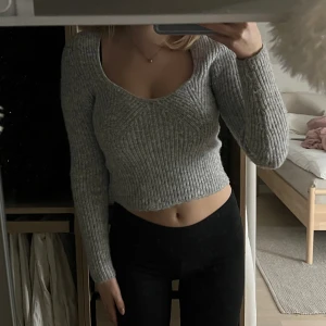 Stickad tröja - Säljer denna superfina stickade tröjan! Den är i superfint skick och bara använd 2-3 gånger! 