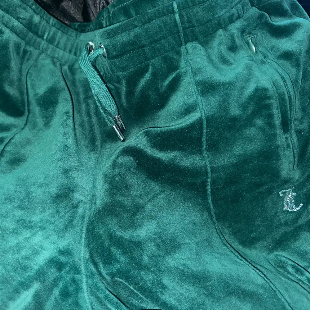 Snygga gröna juisy couture byxor i fint skick. Använt ett fåtal gånger. Kommer inte till användning. 💚. Jeans & Byxor.