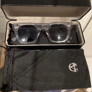 Solglasögon  - Solglasögon från all cap one, perfekt nu till våren. Allt medföljer. Putsduk, behållare och påse.