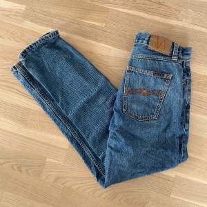 Säljer ett par Nudie jeans i modell Gritty Jackson i stl 27W 30L Nypris 1600kr mitt pris 300kr knappt använda.