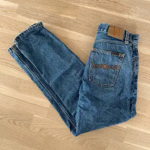 Säljer ett par Nudie jeans stl 27W 30L Nypris 1600kr mitt pris 300kr knappt använda.