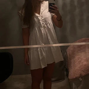 Klänning - Fin och gullig vit klänning från Zara, stl 36, använd ett fåtal gånger och säljer pga att den är lite för tajt över mina axlar då jag gymmar väldigt mycket💕