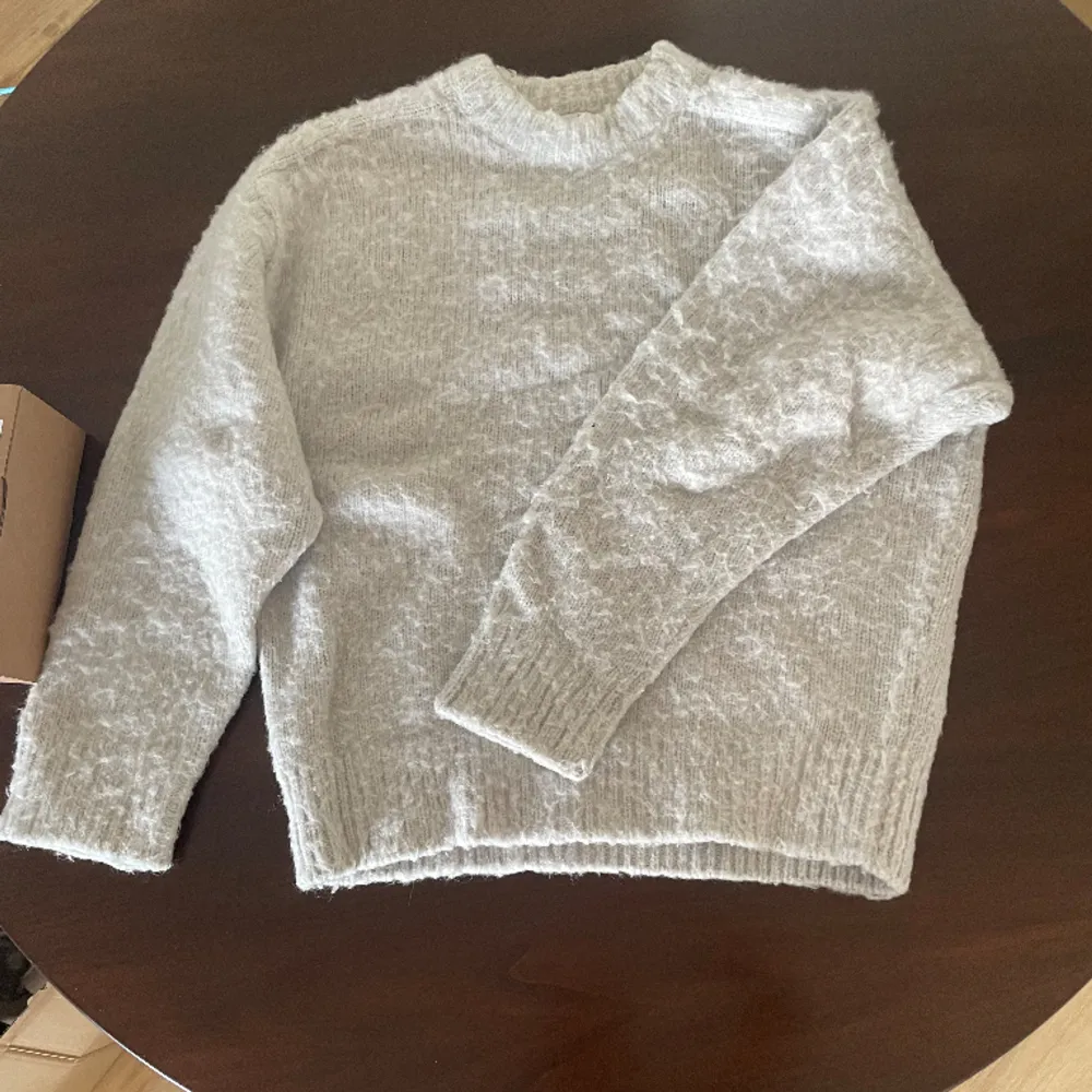 Eytys sweater slutsåld kollektion. väldigt tjock och fof fluffig. Endast handtvättat!  Str - L/XL . Stickat.