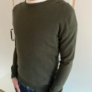 Stickad tröja från bläck - Snygg stickad tröja från bläck! Väldigt fint skick endast använd fåtal gånger. Perfekt för vardagen eller med en skön skjorta under! Nypris: 599 köp för endast 199! Storlek S