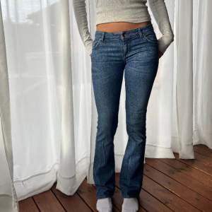 Lågmidjade och utsvängda jeans i stretch. Midjemått: 36cm  Innerbenslängd: 81cm Fraktkostnad tillkommer.