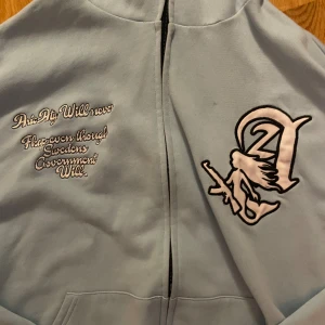 Hoodie  - Jättesnygg hoodie med zip up som går upp hela vägen säljer för att den inte är min stil längre och har knappt använd den nu på senaste! Skriv gärna vid frågor☺️❤️❤️❤️❤️❤️ står storlek s men jag tycker typ runt M/L! (Köptes för 359)