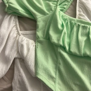 Topp - Säljer dessa fina toppar i vit och fin sommar grön färg, topparna har jag köpt från Ginatricot. Säljer dessa för 150 för båda. Annars 80 styck. Det går även att pruta 