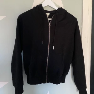 Hoodie med dragkedja  - En fin svart hoodie med dragkedja, lite nopprig på vissa ställen men annars fint skick! Hör av dig om du undrar något🤗 Alla mina priser går att diskutera vid snabb affär!