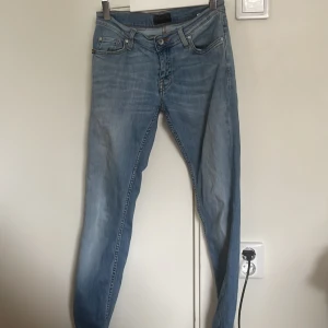 Lågmidjade jeans  - Ett par snygga lågmidjade jeans, de har allergi används är helt nya. Jag har storlek 34 och passar perfekt, jag är 166 och längden är jätte bra. De har jättesnygga fickor och säljs för 159