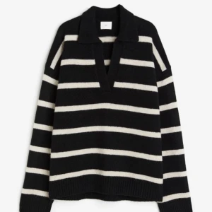 Randig stickad tröja - Säljer denna för den är väldigt stor för mig, den är i stolen XS men skulle säga att den sitter som M! Så den är helt oanvänd och är i nyskick🩷