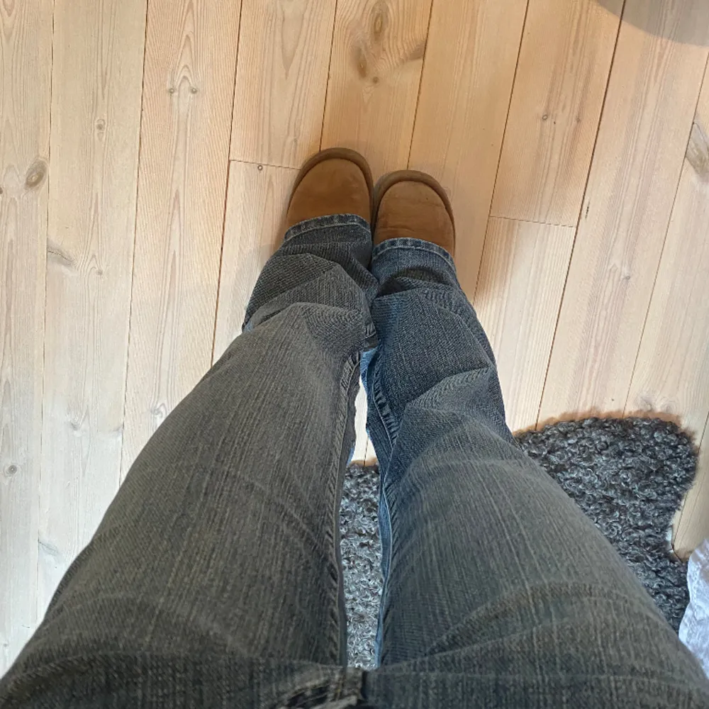 Jätte fina bootcut jeans med låg midja och fina detaljer på fickorna🤩 De är helt nya och aldrig använda, lappen är kvar! Det är bara att skriva för fler bilder eller om ni har frågor🫶🏼 Innerbenslängd: 83 cm Midjemått: 35 cm. Jeans & Byxor.