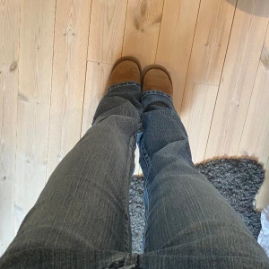 bootcut jeans - Jätte fina bootcut jeans med låg midja och fina detaljer på fickorna🤩 De är helt nya och aldrig använda, lappen är kvar! Det är bara att skriva för fler bilder eller om ni har frågor🫶🏼 Innerbenslängd: 83 cm Midjemått: 35 cm