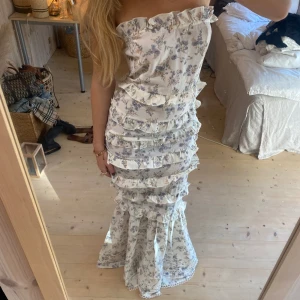 Klänning  - SUPER snygg värkligen!! Tryck gärna köp nu! Väldigt eftertraktad!!