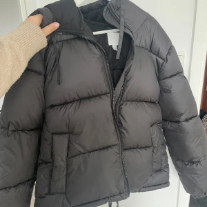 Jacka - Trendig pufferjacket från HM, använd ett fåtal gånger