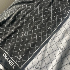 Chanel halsduk  - Chanel halsduk, hon jag köpte den av sa att den var äkta och jag fick med en äkthets etikett. Men jag tror inte den är det. Väldigt fint skick!