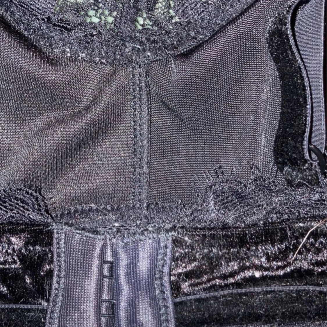 Svart BH-topp i sammet från NA-KD - 90