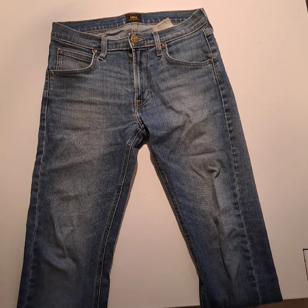 Inte slitna, knappt använda Lee jeans. Köpare betalar frakt, avhämtning går bra. . Jeans & Byxor.