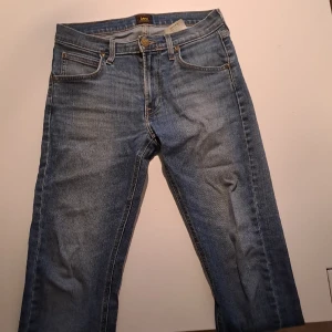 Lee jeans - Inte slitna, knappt använda Lee jeans. Köpare betalar frakt, avhämtning går bra. 