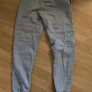 Mjukisbyxor - Nike mjukisbyxor jätte fina inga skador använd 3 gånger💕 pris går att diskutera 